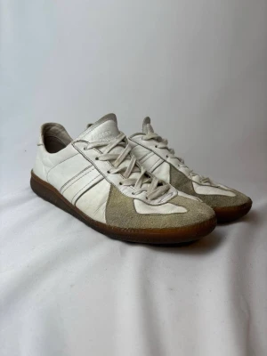 Maison Margiela gats vintage 2005 - Säljer dessa sjukt snygga vintage Maison margiela gats från 2005! Detta är en av 2 par i hela världen till försäljning. De är på tiden när Maison Margiela köpte sulorna av överskott från den tyska armén innan de började med sina egna sulor, detta är bland de sista Gatsen med äkta sula från äkta gats! De andra ligger på grailed för 25k! Dom är i fint skick! Perfekt för den som vill ha snygga gats men inte vill vara mainstream! Storlek 42 passar även 43
