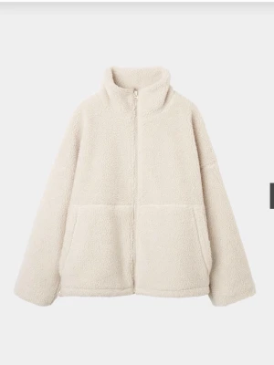 Beige teddyjacka med dragkedja - Jättefin beige teddyjacka från åhlens. Skriv för mera bilder och är öppen för prisförslag 🩷