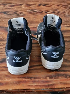 Svarta sneakers - Användes främst som inomhusskor men när terminen tog slut så användes de även utomhus några gånger. Det är en liten skada vid tårna på höger sko, ser ut som materialet fastnat och rivit upp en tråd. Stl 27