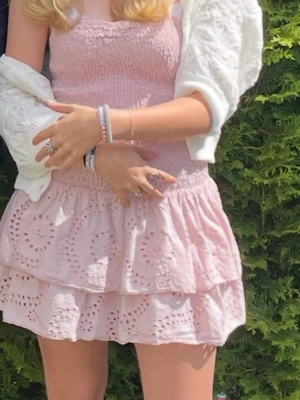 meet me there klänning - säljer en jättefin klänning, perfekt till sommaren! använd endast 1 gång 💗väldigt stretchigt material