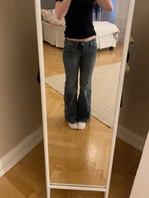 Blå bootcut jeans med låg midja - Säljer ett par blå bootcut jeans i superbra skick då jag enbart använt dem 1 gång.❤️