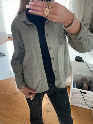 Olivgrön jacka  - Olivgrön tunn jacka perfekt nu till sommaren, helt oanvänd🥰