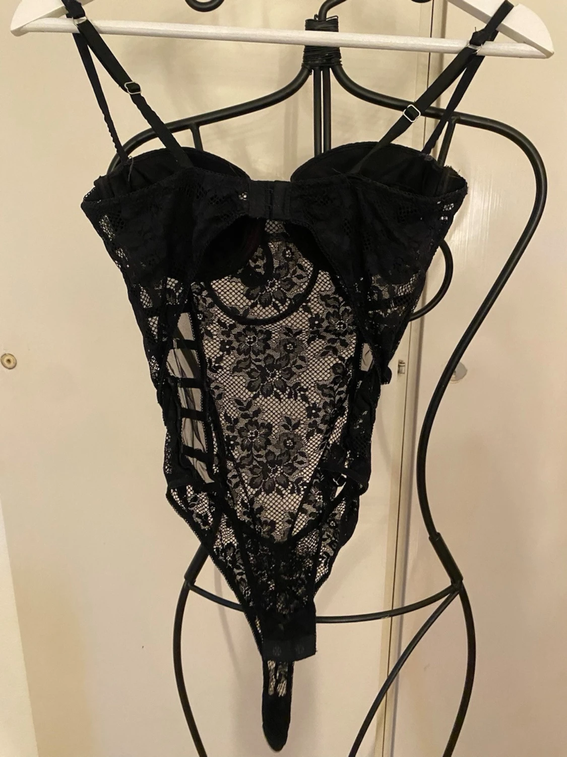 Svart spetsbody med banddetaljer och öppen rygg  - 1