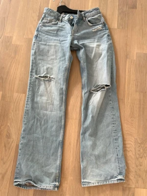 Ljusblå slitna raka jeans - Jeansen från Zara som väldigt många söker just nu!!