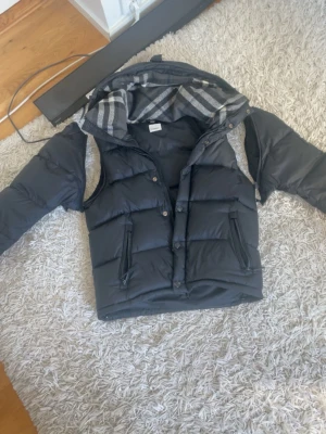 Burberry vinterjacka/väst - Skön burberry jacka passar till vintern med jacka och till våren/sommaren funkar väst