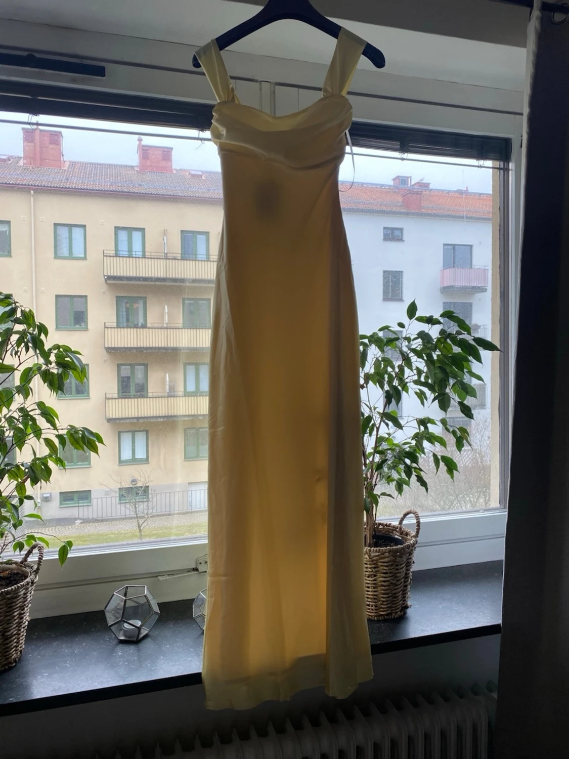 Ljusgul offshoulder balklänning i satin - 3