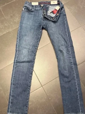Tramarossa - Snygga blå jeans från tramarossa med klassisk rak passform och fem fickor. Jeansen har knappgylf och diskreta slitningar för en avslappnad look. Tillverkade i mjukt denimtyg som sitter skönt hela dagen. SIZE=30