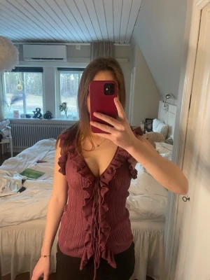 Zara topp - Trendig vinröd/lila linnetopp med djup v-ringning, volangdetaljer längs axlar och framkant samt snörning framtill. Storlek S/36🥰