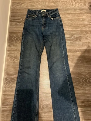 Jeans gina - Jättefina raka jeans från Gina! Storlek 32 men passar mig bra som har 34