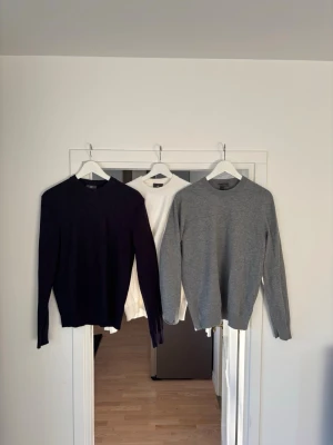 3st stickade tröjor S  (vit, grå, mörkblå) - Styckpris 150 eller alla för 400