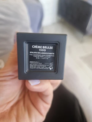 Huda Beauty Faux Filter Foundation 150G - Foundation från Huda Beauty i nyansen Crème Brulee 150G. Ger full täckning med en matt men ändå lystergivande finish. Flytande formula i en stilren fyrkantig glasflaska med svart lock och rosa logga. Perfekt för dig som vill ha en jämn och flawless bas.