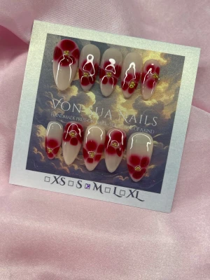 Crimson (M);Medium Almond - Handgjorda press-on naglar i en medium längd av mandelform. Naglarna har en nude bas och dekoreras med röda blommor och små gulddetaljer i mitten. Perfekt för dig som vill ha en unik och kreativ nageldesign. M: 16 mm, 12 mm, 12,5 mm, 11,5 mm, 10 mm