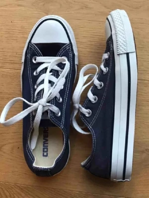 Mörkblå Converse låga - Klassiska mörkblå Converse sneakers i canvas med vita sulor och snören (säljer för lågt pris) 