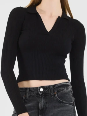 Svart ribbad topp från Even&Odd M/L - Snygg svart långärmad topp från Even&Odd med ribbad struktur och krage. Toppen har en djupare V-ringning och är tillverkad i ett stretchigt material som sitter tajt mot kroppen. Toppen är lite cropped.