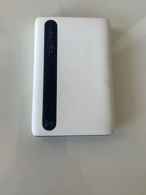 powerbank - säljer en powerbank från dacota platinum. Har en UAB-A, micro-USB och USB-C -portar, vilket innebär att du kan ladda två enheter samtidigt. ✨💞