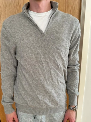 Soft Goat halfzip 100% Kashmir kofta - Säljer min fina soft goat 100% kashmir halfzip tröja i superfint skick! Storlek L men sitter mer som M/S. Han på bilden är ca 178. Nypris är ca 2800, inga defekter eller skavanker—> sparsamt använd. Vid fler frågor eller funderingar hör gärna av er!