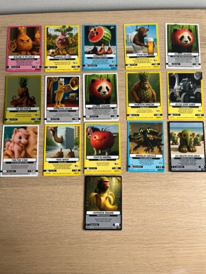 Brainrot samlarkort med illustrationer - Säljer 17 Brainrot samlarkort med färgstarka och kreativa illustrationer av djur och frukter i olika kombinationer. Korten har svart baksida med Brainrot-logga och framsidan visar unika motiv och namn. Perfekt för dig som gillar samlarkort och coola bilder.