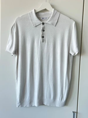 Vit avslappnad polo tröja  - Vit polo tröja med klassisk krage. Mjukt och avslappnat material, funkar bra för sommaren då den är tunn. 
