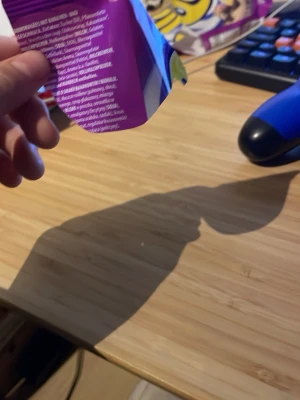 Plast bit lott för pengar - En blå och svart handkontroll till Playstation, perfekt för gaming. Kontrollen har klassisk design med styrspakar och knappar, tillverkad i plast. Passar till Playstation-konsoler.