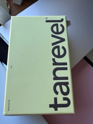 Tanrevel Pro Spray Tan Kit oöppnad  - Tanrevel Pro Spray Tan Kit är ett smidigt och innovativt kit för spraytan hemma. Dark cool fär. Oöppnad vi fick två och nu har den stått i skåpet 