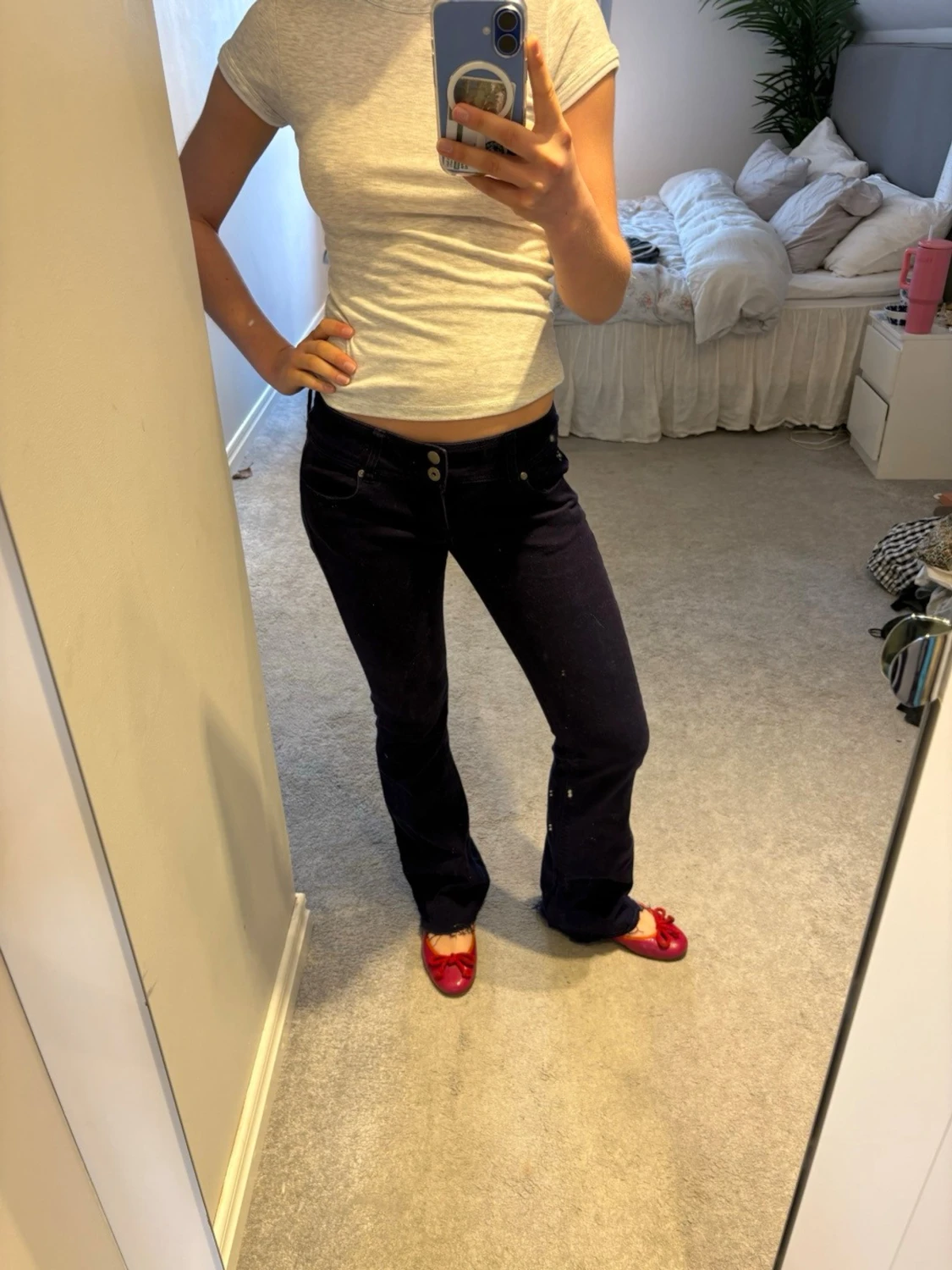 Mörklila bootcut jeans med dubbla knappar