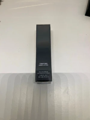 Tom Ford Ombré Leather 10ml - Ord pris 449. 10ml. Perfekt för resa. Doftnoter: Kardemumma, arabisk jasmin, svart läder, patchouli, vitmossa, ambra 