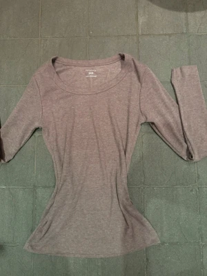 Fitted långärmad tröja från Primark - Lite 2000s stil, aldrig använd!! Pris kan diskuteras💗Den är lite brun/syrenlila