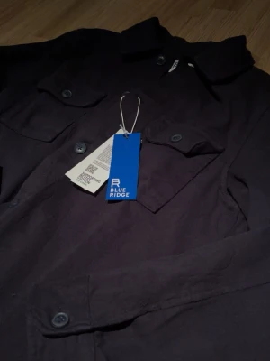 Ny mörkblå overshirt från blue ridge - Overshirt från Blue ridge som aldrig kommit till användning, sitter slim fit och riktigt schysst. Nypris runt 800 med lapparna kvar. Bara att höra av sig vid fler funderingar! Priset sjölvklart diskuterbart vid en snabb och smidig affär med.