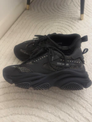 Steve Madden sneakers  - Glittriga Steve Madden chunky sneakers i strl 40  Sparsamt använda så i väldigt fint skick