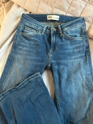 Blå jeans från ZARA - Säljer ett par klassiska blå jeans från ZARA. Dessa jeans är i nyskick, har inte använt de för av att det är alldeles för långa, själv är jag 165cm och de skulle passa perfekt på någon som är ca 170-175cm. Kontakta via intresse❣️❣️