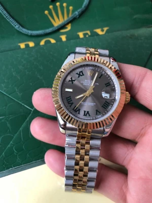 Herr klocka  - Helt ny och oanvänd klocka med automatisk rörelse. Klockan har korrekt vikt och är tillverkad i samma högkvalitativa stål. Tveka inte att höra av er vid frågor eller om ni önskar fler bilder. Endast klockan ingår i priset. Om ni är intresserade av box eller box tillsammans med certifikat, vänligen kontakta mig så kan vi diskutera ett pris.