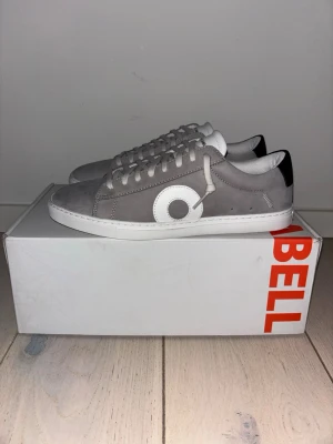 Oliver cabell - Snygga gråa oliver Cabell skor som är sprillans nya! Storlek 42-43. Helt oanvända, skobox följer med!                   Tveka inte på att höra av dig vid frågor!