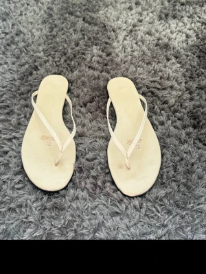 Filip flops - Säljer dessa jättefina Filip flops från H&M i lite lyxigare stil. Köpta förra sommaren men tyvärr satt dem inte så som jag ville. Dem är i storlek 40 men flipflops är alltid lite mindre, så på mig som är en 39:a så funkar dem. Vid frågor är det bara att höra av sig💗 