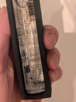 Parisian Embrace parfym 10 ml - En elegant parfym från SENTEUR i doften Parisian Embrace 10ml. Endast testsprayad. 