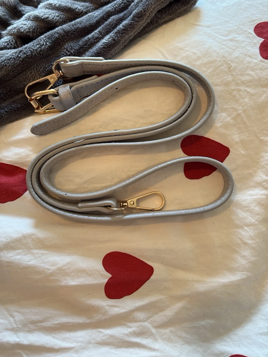 Ljusgrå handväska i mockaimitation - 3