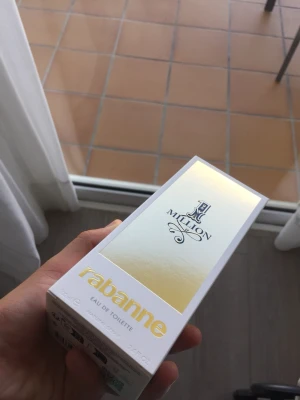  Guldig parfym - Nästan helt ny parfym 