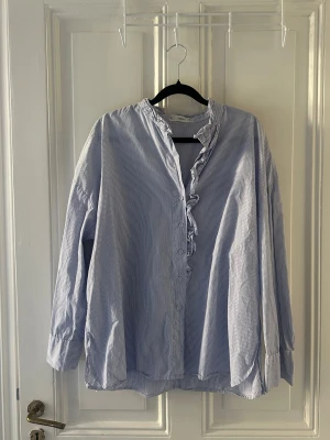 Jättefin randig skjort/blus - SÅÅ snygg, superfina detaljer i kragen, perfekt i vår