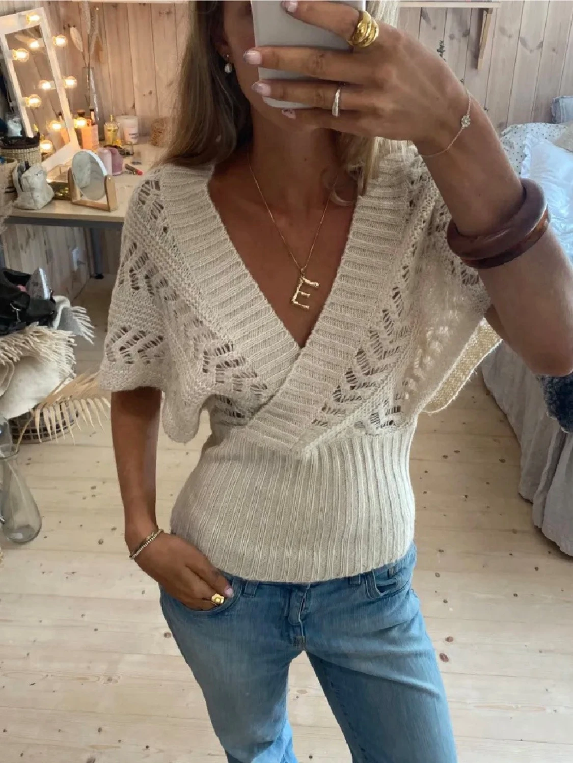 Beige stickad topp med v-ringning - 1