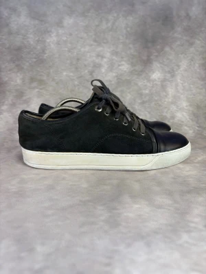 Marinblå Lanvin Skor - Stl 42 / 7 - Snygga Lanvin Skor perfekt till våren, sommaren och hösten!  😮‍💨🏖️ | Fint skick: 8/10 | Storlek: 42  | Ingår: Endast Skorna | Nypris: Ca 4000kr | Självklart äkta.  Hör av dig vid frågor // Galgen 🫡