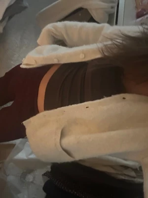 Vit Mohair kofta  - Super snygg vit kofta från Bikbok i mohair wool blend , använd men bra kvalité🌸🤗