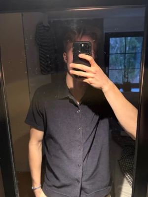 Marin blå Frotté piké från Oscar Jacobsson! - Storlek M, använd ett fåtal gånger har inga defekter och har mycket bra kvalité. Modellen är 185 cm och väger 74 kg.