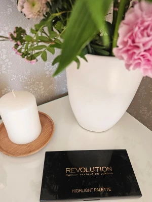 Highlight Palette från Revolution - Highlight Palette från Makeup Revolution med tre skimrande nyanser i pressat puder🌸 Färgerna är ljus champagne, guldbeige och ljusrosa. Superfint glow! Knappt använd