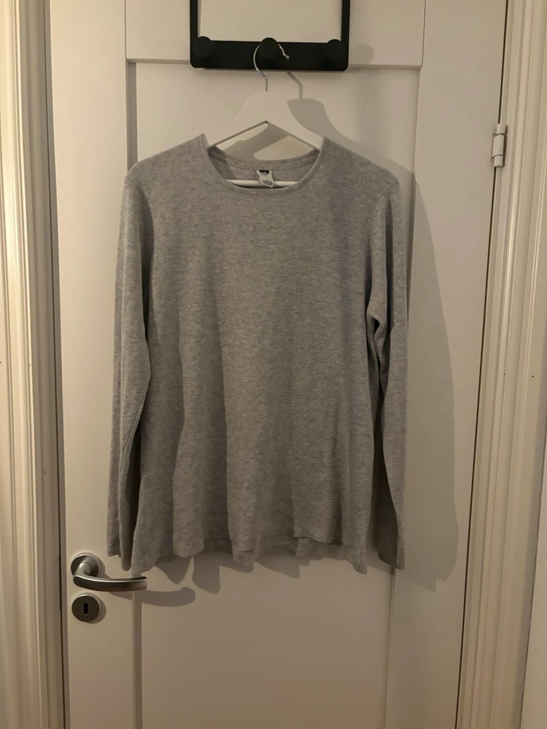 grå basic långärmad tröja