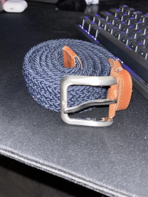 Bälte från Jack & Jones - Mörkblått flätat bälte mycket bra skick