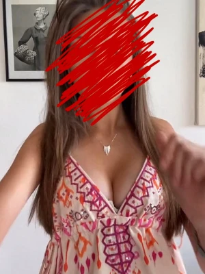 Topp - Säljer en färgglad topp med v-ringning och volangdetaljer. Toppen har ett bohemiskt mönster i rosa, orange och lila toner på vit botten. Tillverkad i ett lätt material, perfekt för varma dagar.