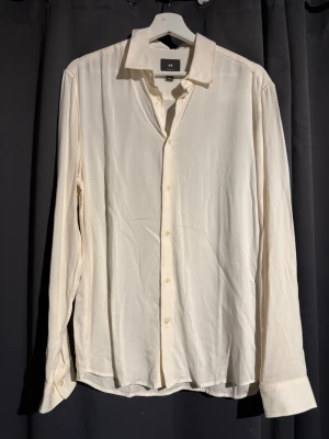 Klassisk vit skjorta från H&M - Mjuk HM skjorta i nyskick, endast prövad. Go till stranden!