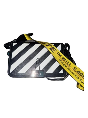 Off-White mini diag axelväska med gul rem - Snygg axelväska från Off-White i svart och vitt med diagonalrandigt mönster på framsidan och en ikonisk gul axelrem med svart text. Väskan är i ett strukturerat material och har en metallklämma som detalj framtill. Original dustbag medföljer. Perfekt för dig som gillar streetwear och vill sticka ut.