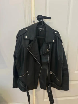 Svart skinnjacka  - Snygg svart skinnjacka från märket missguided (köpt på Nelly). Köpt för cirka 700-800kr, säljer för 250kr. I mycket bra skick. Storlek 40 (M).