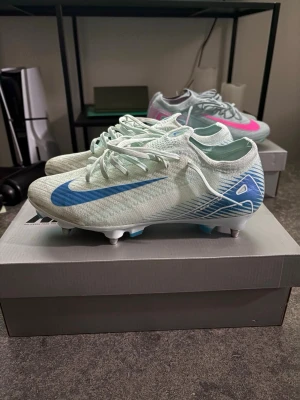 Fotbollsskor  - Nike elite, använda en gång, säljer då jag har fått problem med fötterna