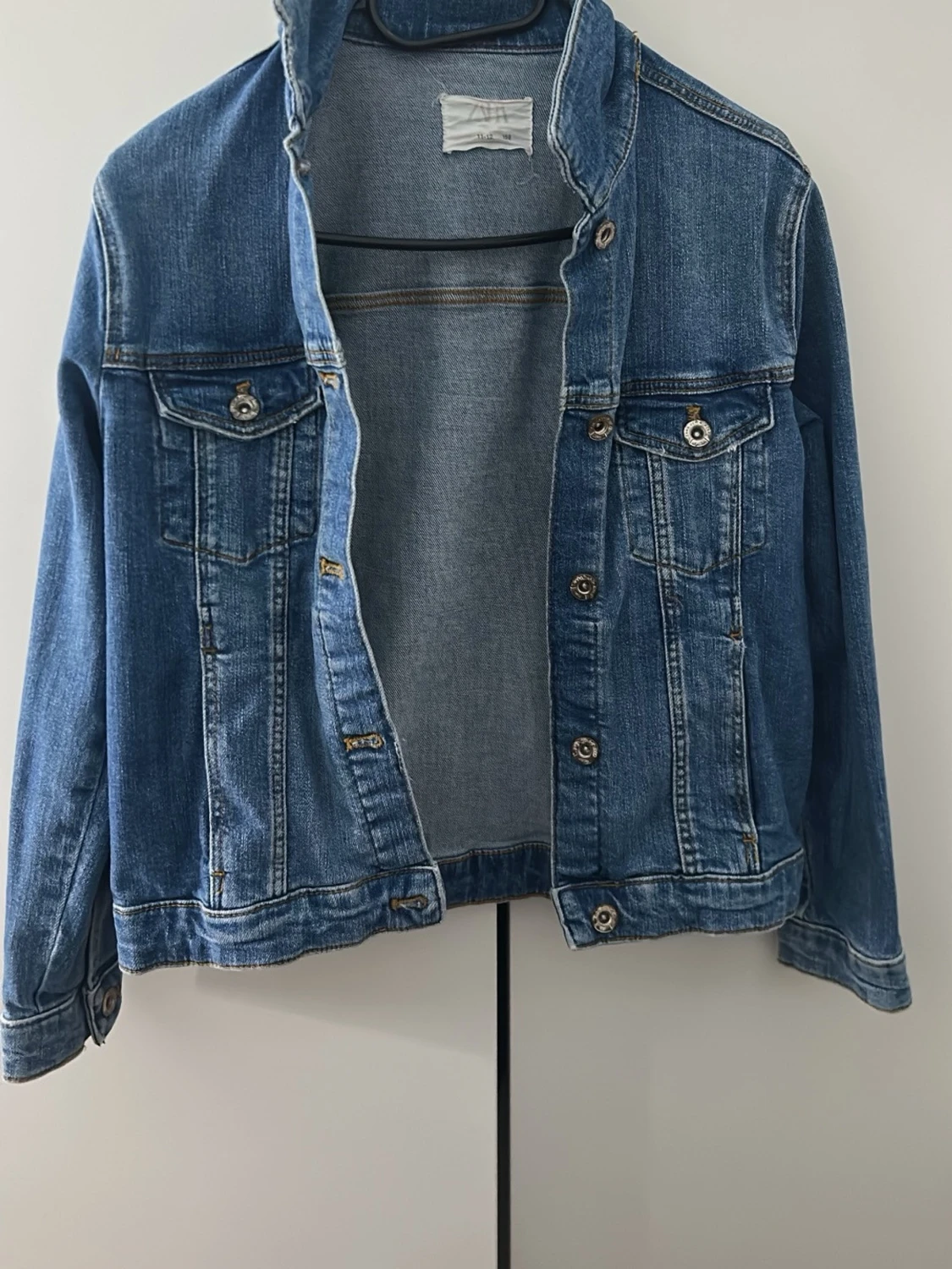 Klassisk blå jeansjacka